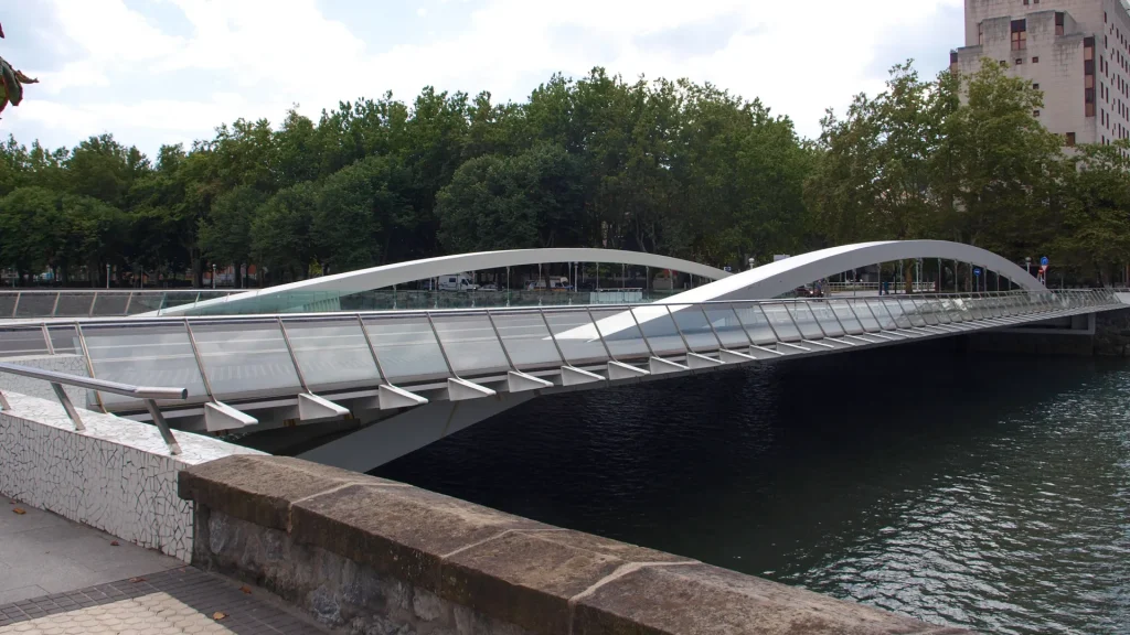 Puente con arcos blancos en San Sebastián